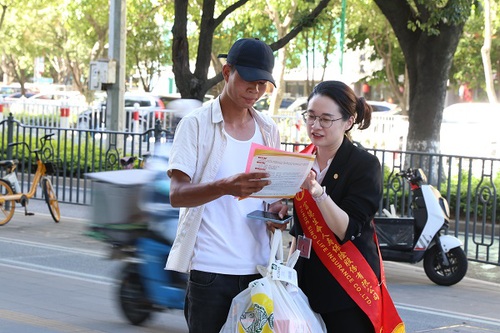 廈門分公司組織工作人員在分公司職場附近的公交站地鐵站向市民宣傳金融知識  (6)